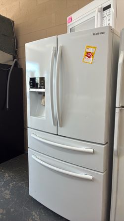 Like new Samsung refrigerator white