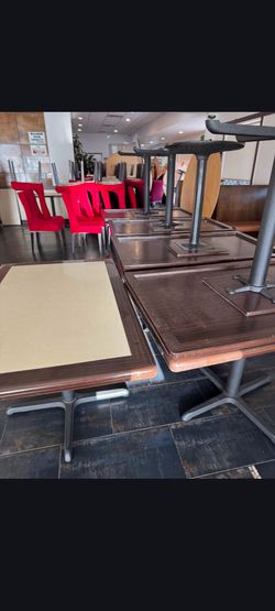 20 tabes,50 chairs ,20 mesas y 50 sillas