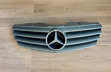 An original silver front radiator grille assembly for a Mercedes-Benz SL-Class (R230)