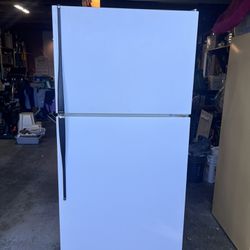 GE Hotpoint Top Freezer Refrigerator with Icemaker