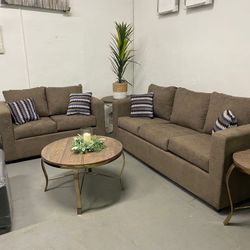 Brown Sofá And Love Seat 