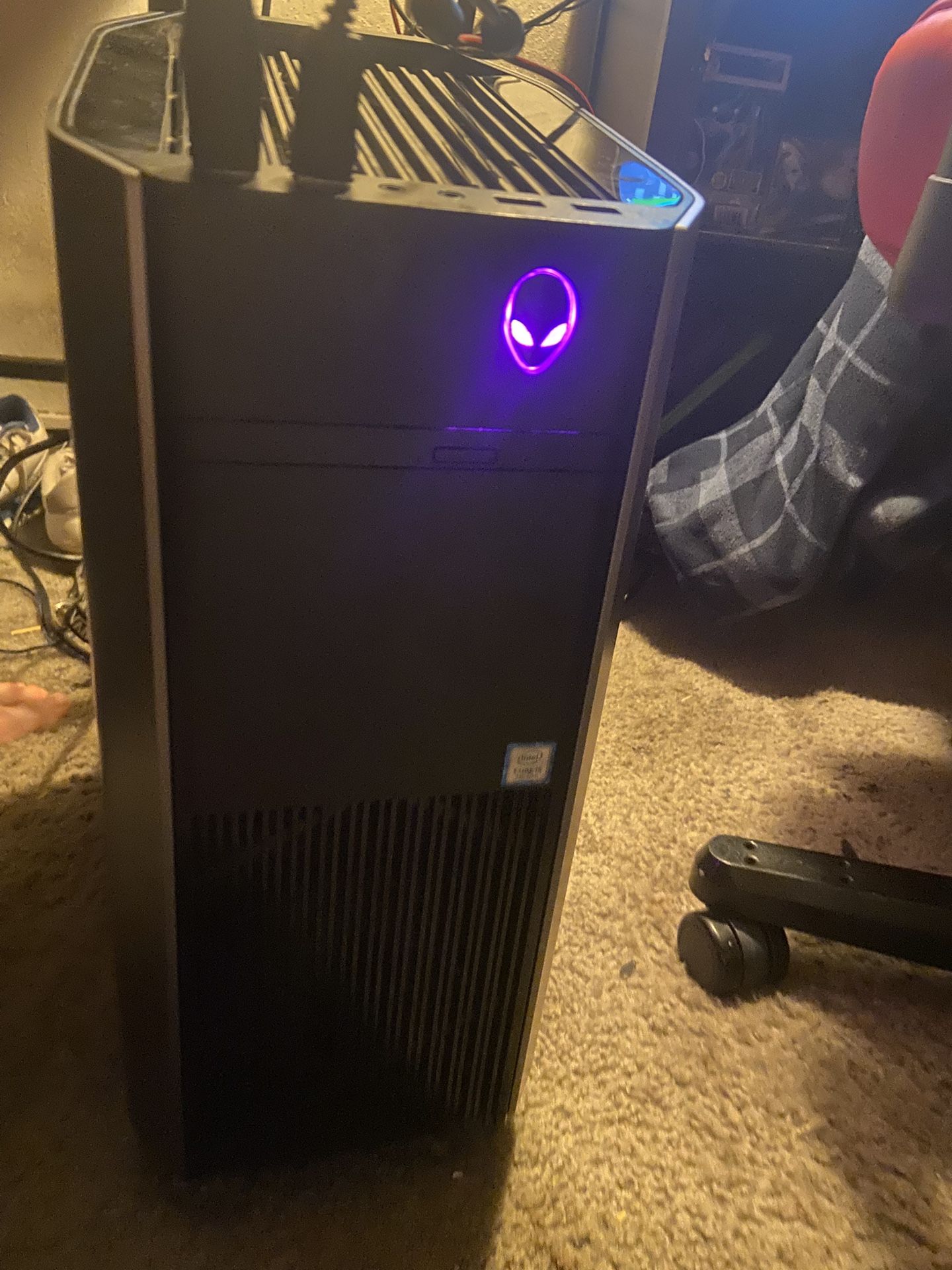 alienware aurora r6, 1070, 1tb, 16gb ram, i5-7400, amd ellesmere, windows 10 home