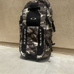 Oakley Large 32” Wheeled Rolling Gear Bag