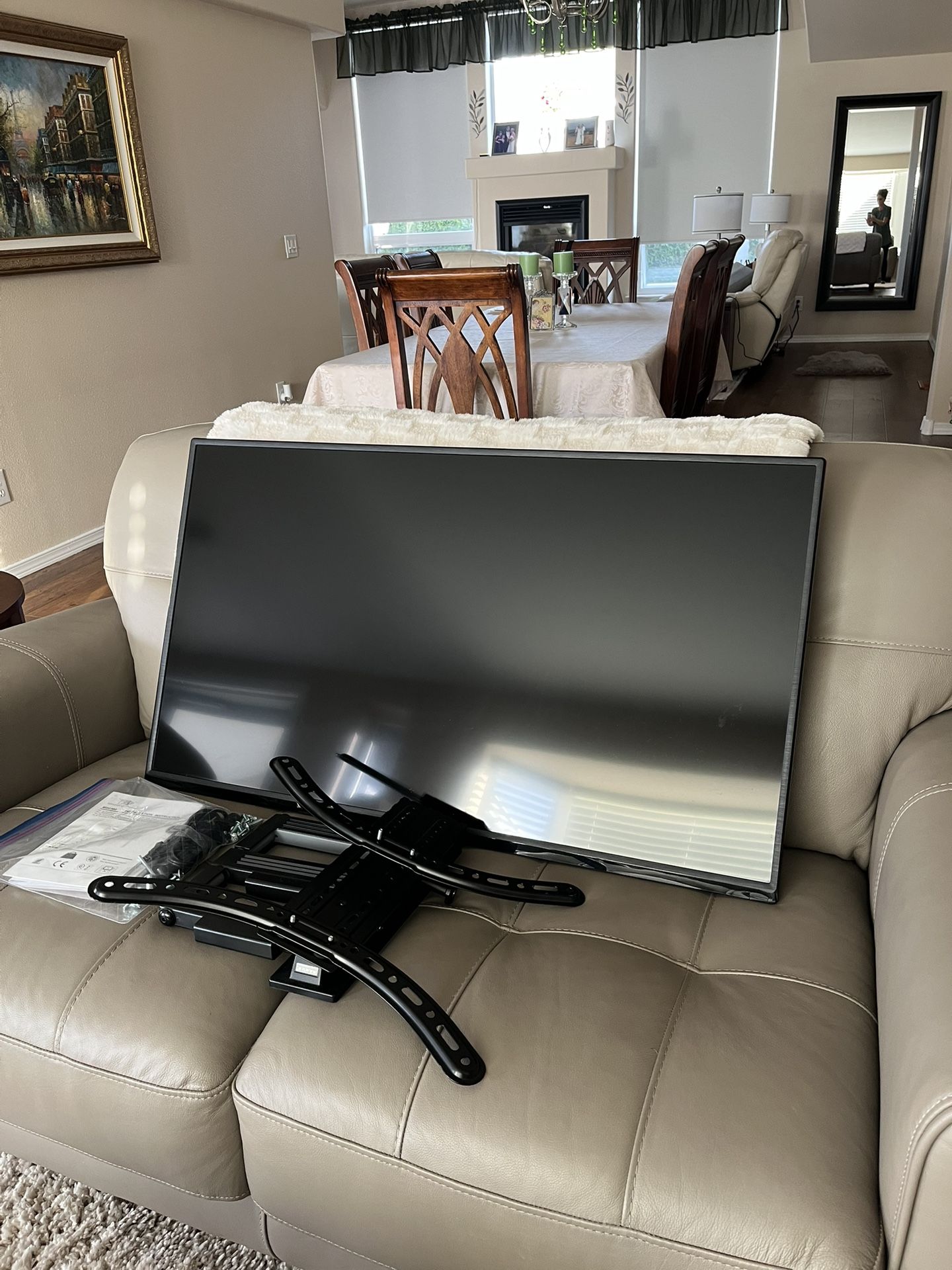 40 In. Vizio TV and Wall Mount