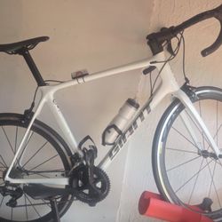 GIANT TCR ROAD BIKE 