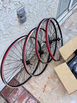 4 VENZO 26” Rear Bike Wheels + Bike Stand