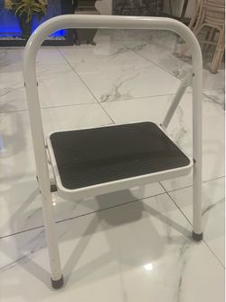 ✨🪜 Folding Step Stool – Sturdy & Space-Saving! 🪜✨