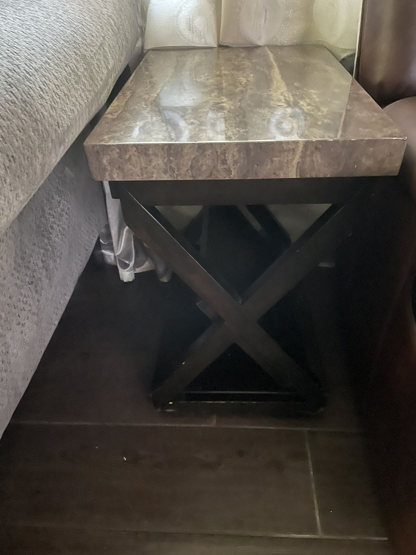 $500 Msrp Set Coffee Table With Two End Tabel