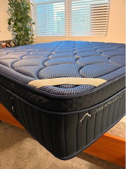 DreamCloud Luxe Hybrid King Mattress – Like New – $1,000 OBO  Luxury king-size DreamCloud Luxe Hybrid mattress for sale.  ONLY HAD FOR 3 MONTHS