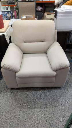 Off White Faux Leather Chair. Excellent condition. No rips, stains or tears.
