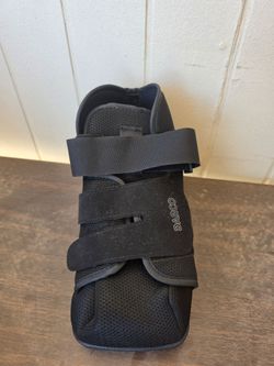 New medical footwear, surgical shoes, post-operative,for foot and ankle trauma, wound care, and post-surgery recovery, covered fingers/toes, adjustabl