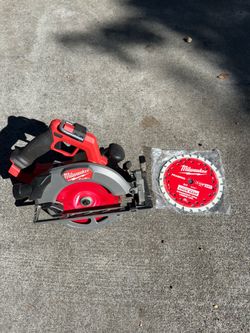 Milwaukee M18 FUEL Circular Saw with Blade