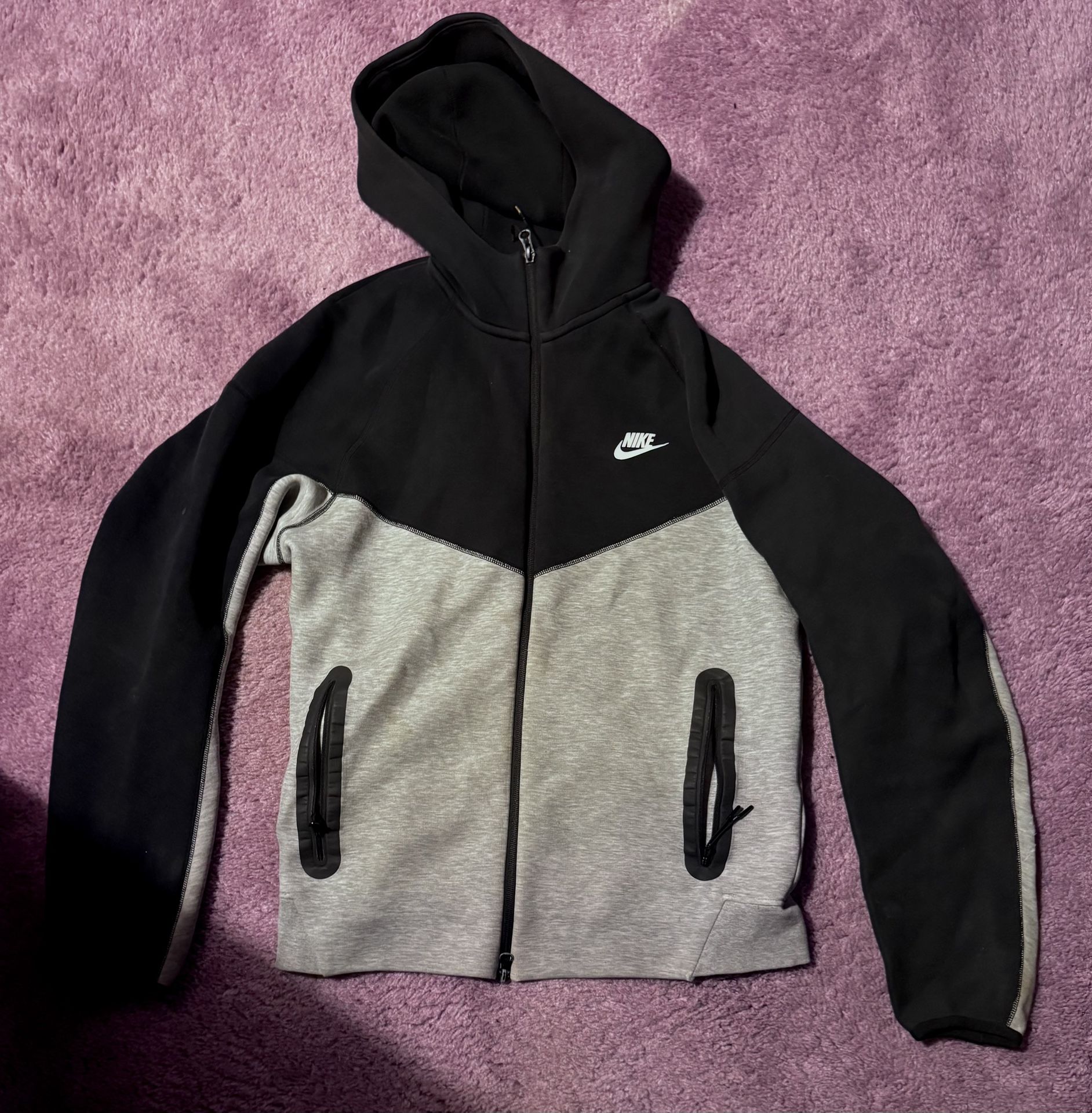 Nike Tech - Black and Gray