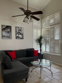 Sofá nuevo con mesa de centro