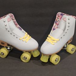 The Foxy Skates Rollerskates in size 9