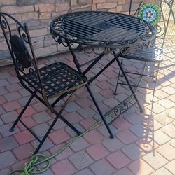 Metal table with 2 chairs very heavy