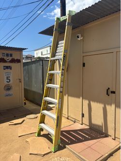 Louisville 6ft Fiberglass Platform Ladder 375lb (Contractor Grade)