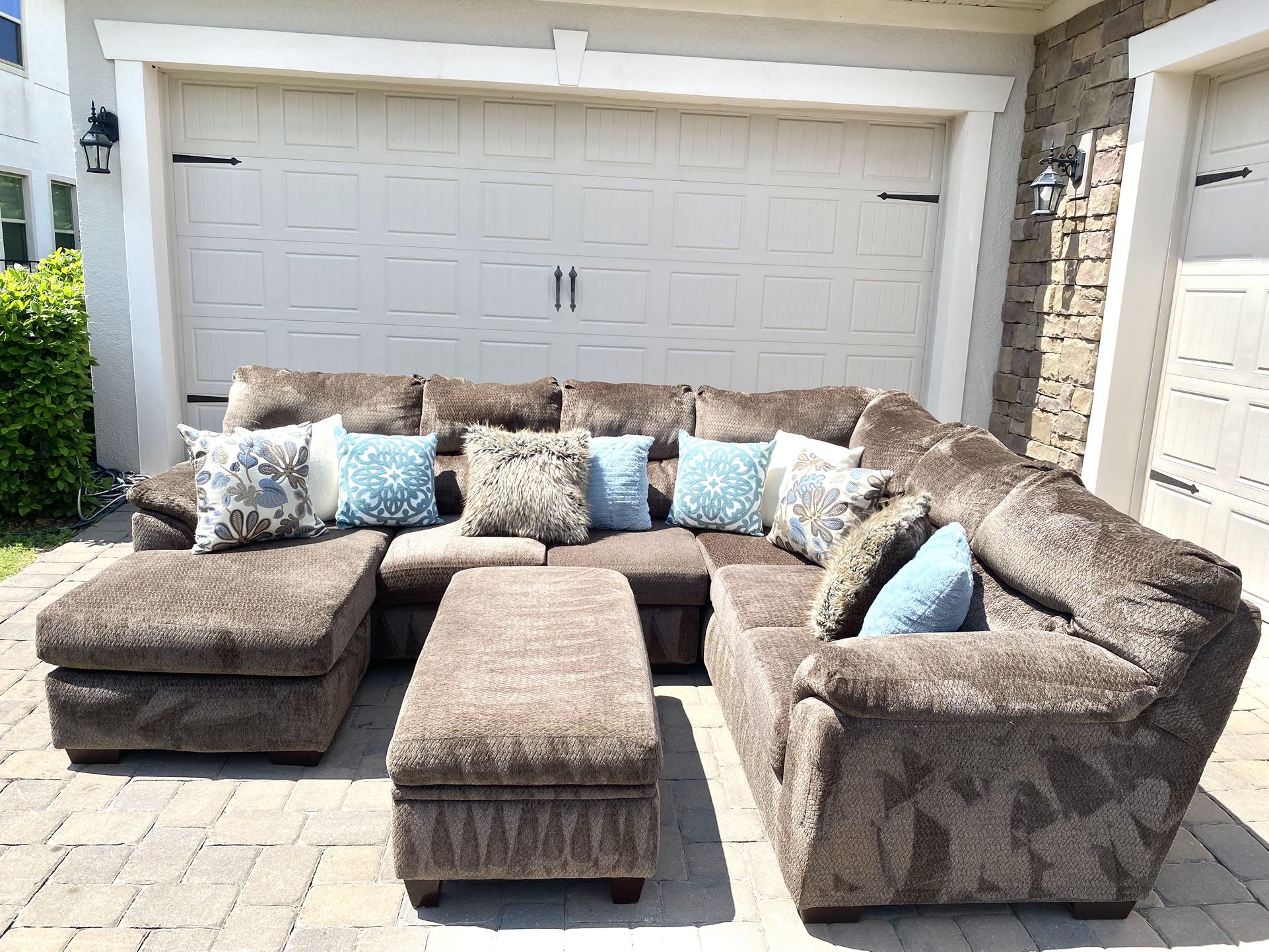 Gorgeous Sectional +Reversible Chaise + Ottoman