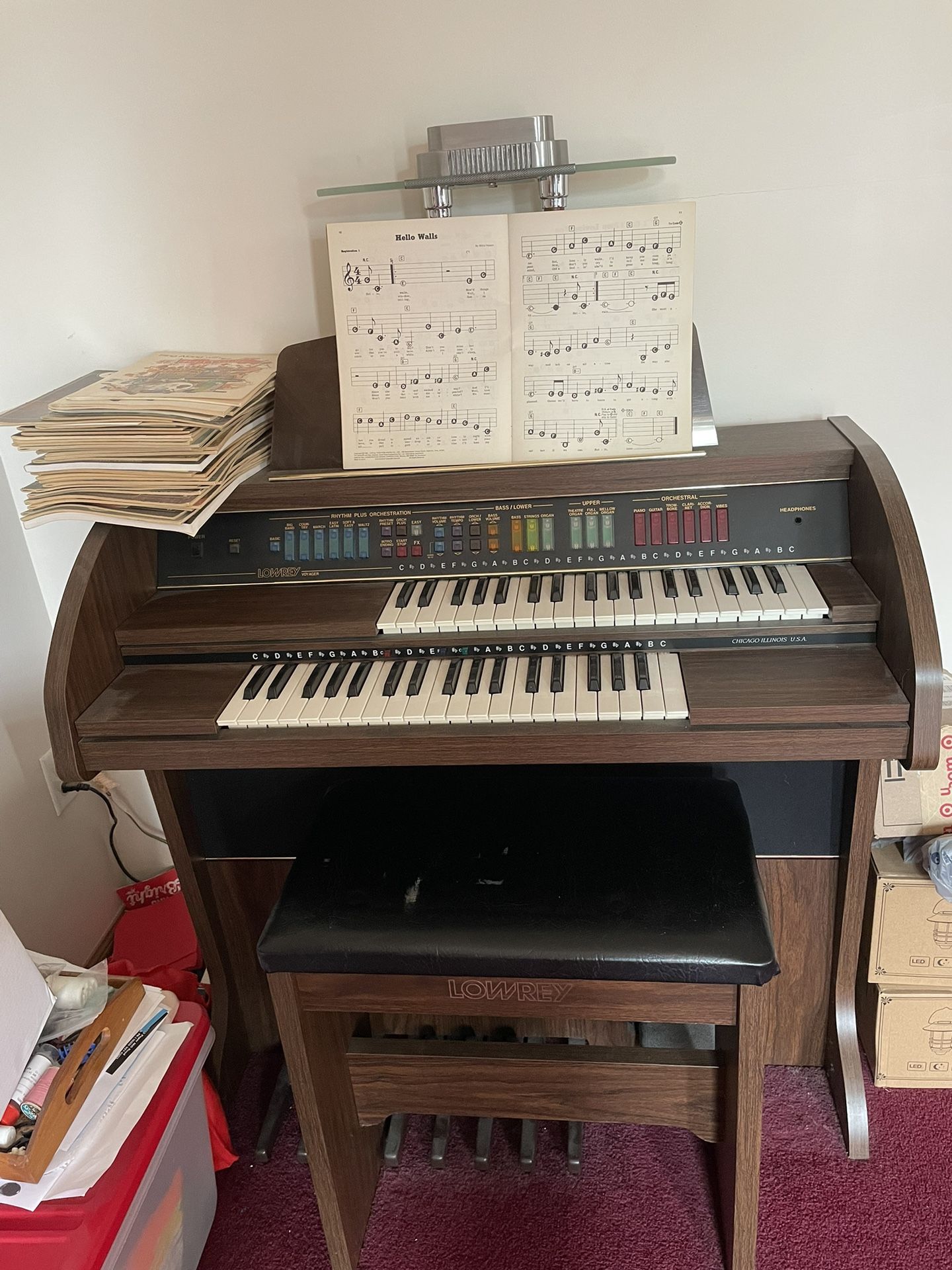 Lowery Voyager Organ 