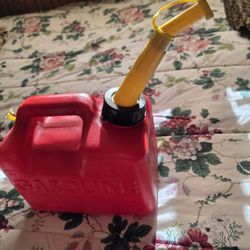 USA 1 Gallon Gas Can.  Easy Pour Spout.