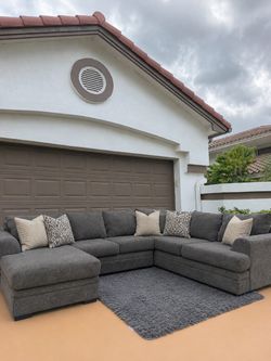 FREE DELIVERY‼️ Dark Gray U- Shape Sectional
