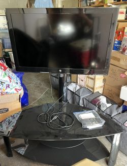 Westinghouse used TV with mount included (this is not a smart tv) 24 x 39 see pictures measured