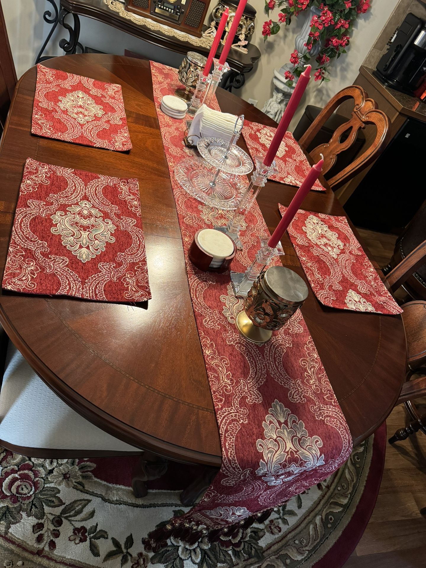 Traditional Round Dining Table