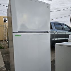 2022 Kenmore Refrigerator Working Perfectly Fine Very Clean I Can Deliver To You 90 Days Warranty 