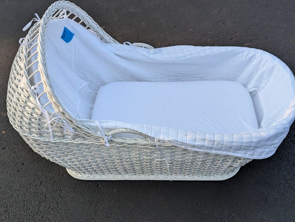 White wicker baby bassinet (Lemont or Bloomingdale pickup)