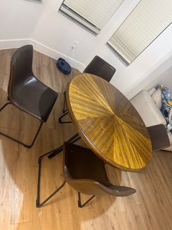 Table/Chairs