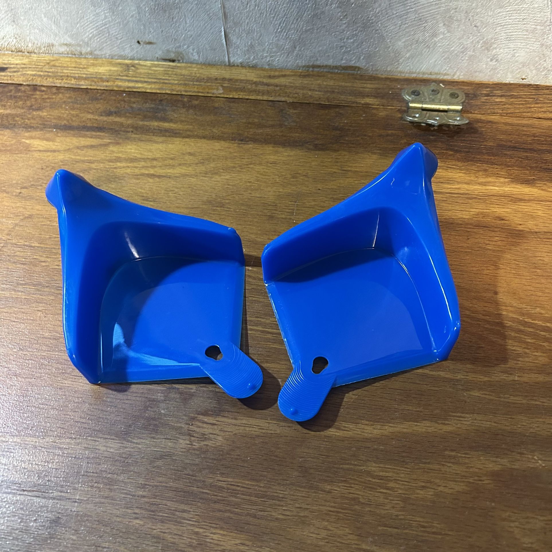 2pcs Car wheel chock for winding hoses