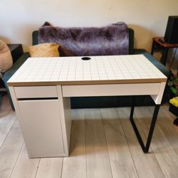 Small Office Computer Desk with Grid-Pattern Top