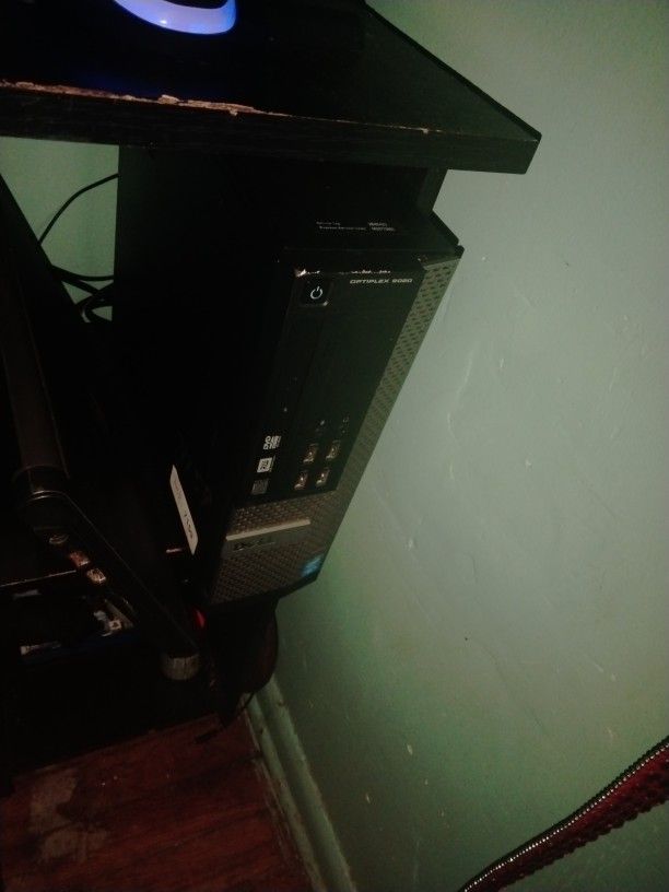 Dell Windows 10 Monitor And Desktop With Keyboard And Mouse