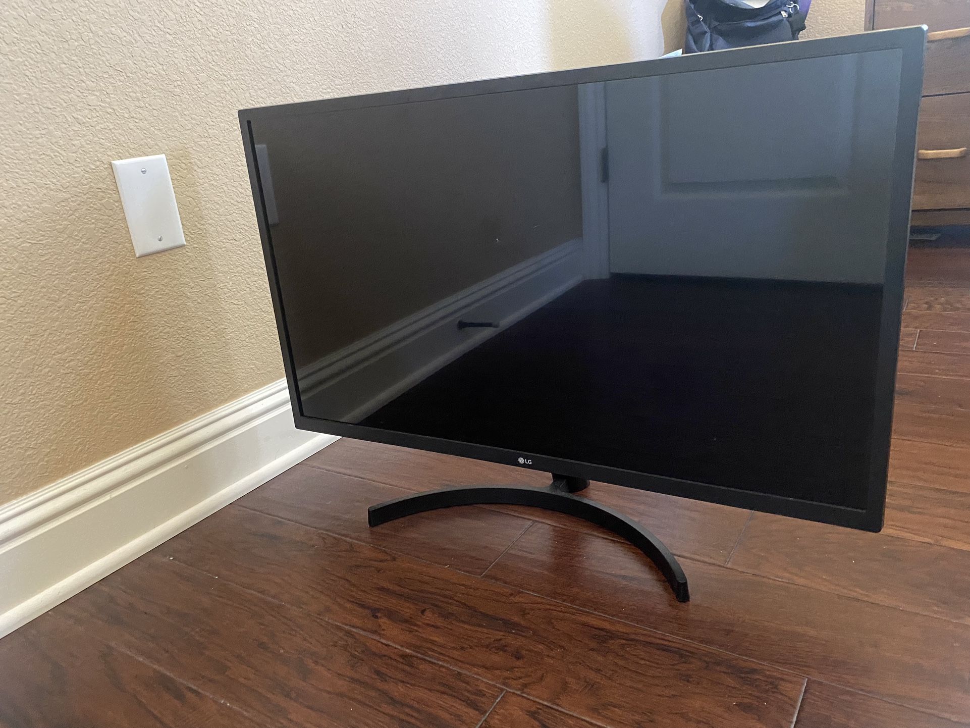 32” LG Computer Monitor Cracked Screen
