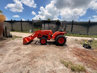 Kubota L3301 Tractor with LA525 Loader