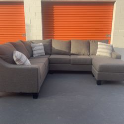 FREE DELIVERY!!! Gray 3 piece sectional couch with reversible chase 