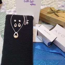 Milla Gift Set Pearl Rhinestone Earrings Necklace Avon