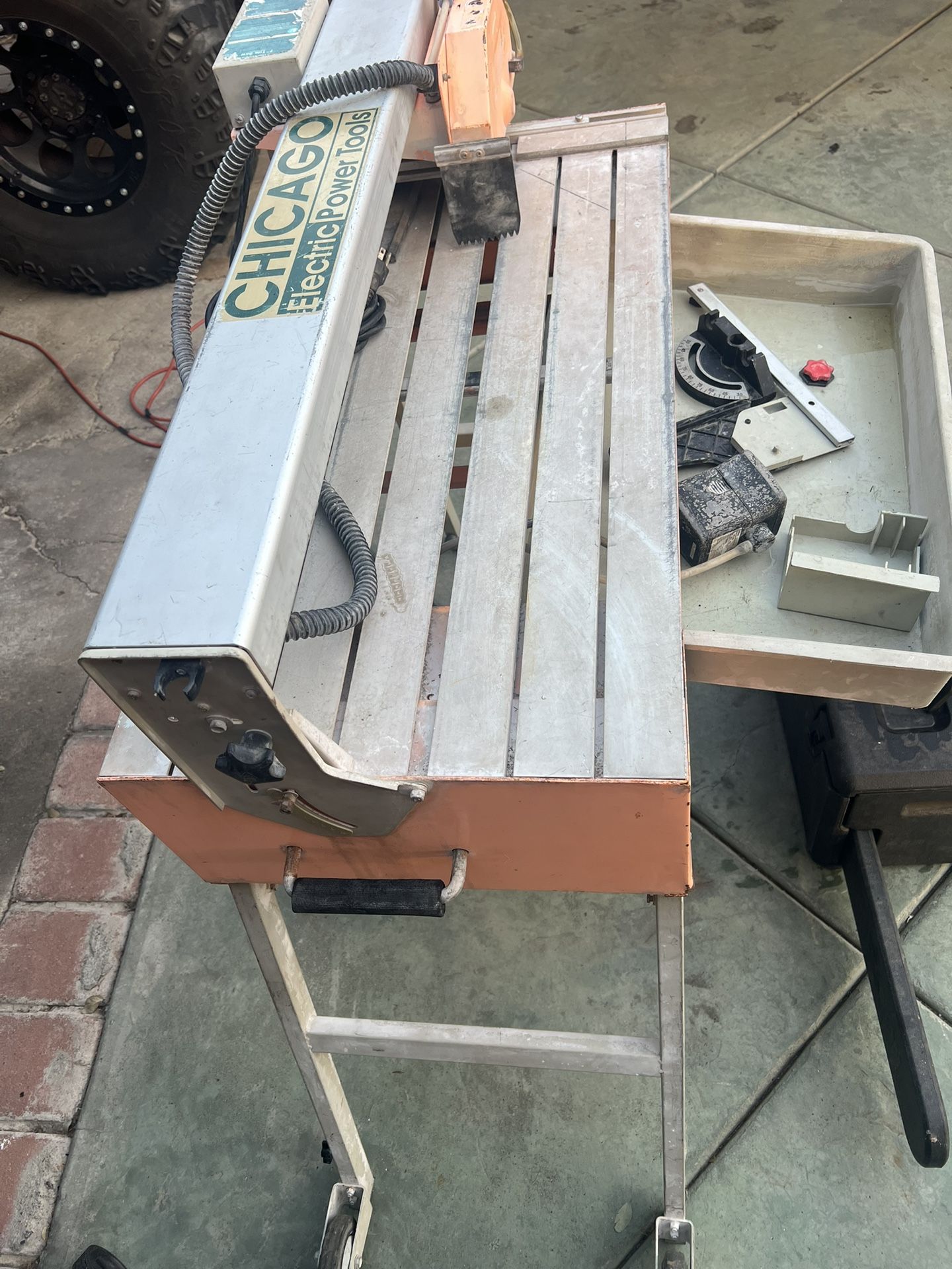 Vendo Esta Máquina Para Cortas Tayo O Loseta Esta Buenas Condiciones Si Funciona Muy Bien