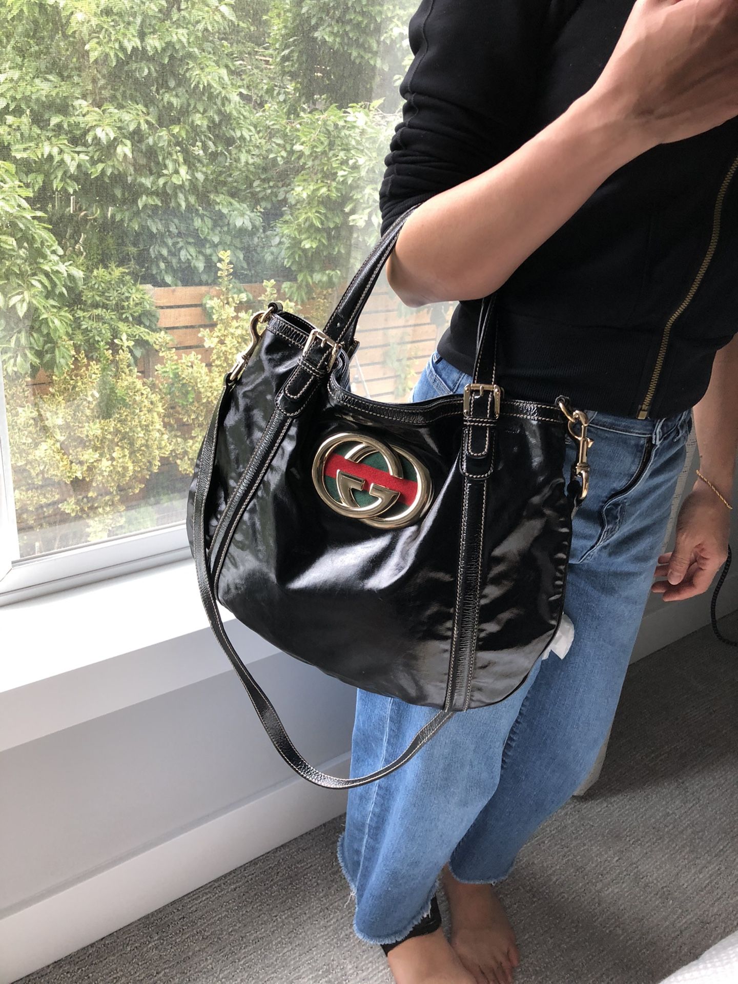Gucci Bag 9.5/10 Mint crossbody and handbag