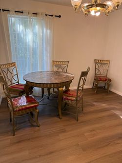 Beautiful Table/ 5 chairs/ 2 barstools