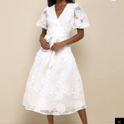 Brand New Woman’s Lulus brand. White Blissful Charisma Floral Lurex Puff Sleeve Dress Up For Sale