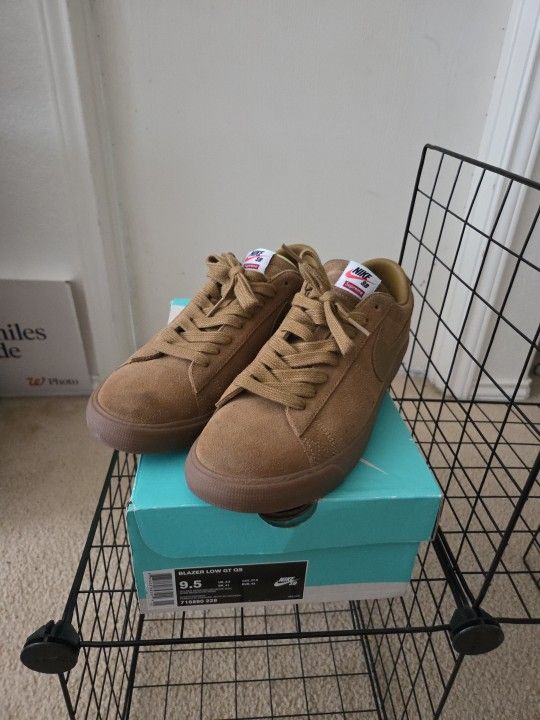 Nike SB Blazer Low GT QS (Supreme) Size 9.5