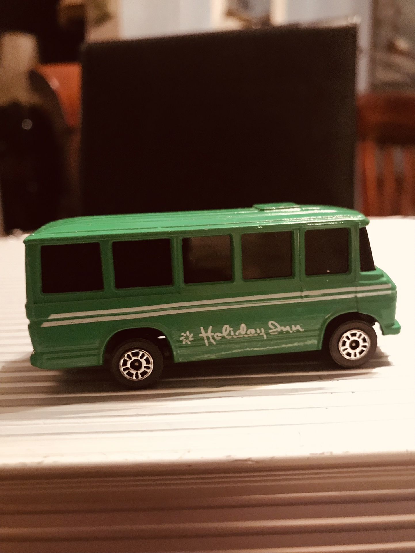 Diecast Mercedes Benz Bus (Holiday Inn) GT Britain 2.75’ Inches 