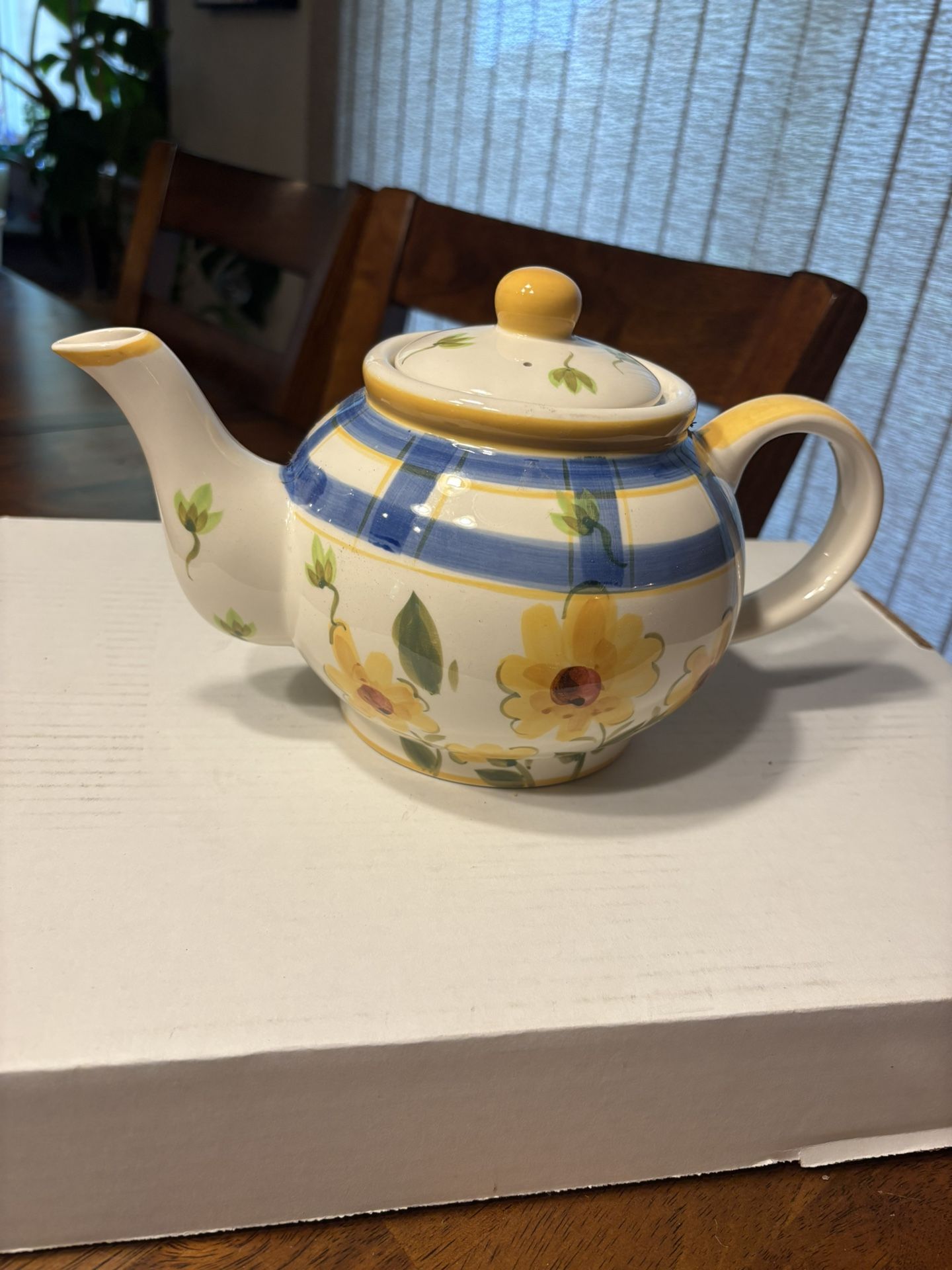 Hand painted tea pot made in Thailand
