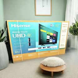 HD318 65” Hisense smart 4k Roku led tv floor model 