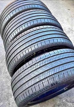 235 45 18 Michelin tires Con 80% de Vida Las 4
