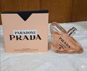 Elegant Long-Lasting Eau de Parfum – Floral & Sophisticated