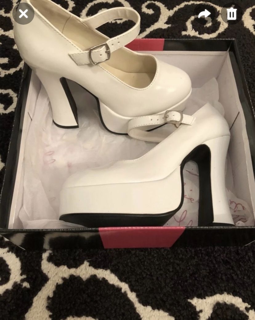 White eden size 7 halloween heels like new