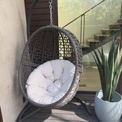 Swinging egg chairs