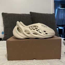 Yeezy Foam RNNR(Runner) Sand Size 10